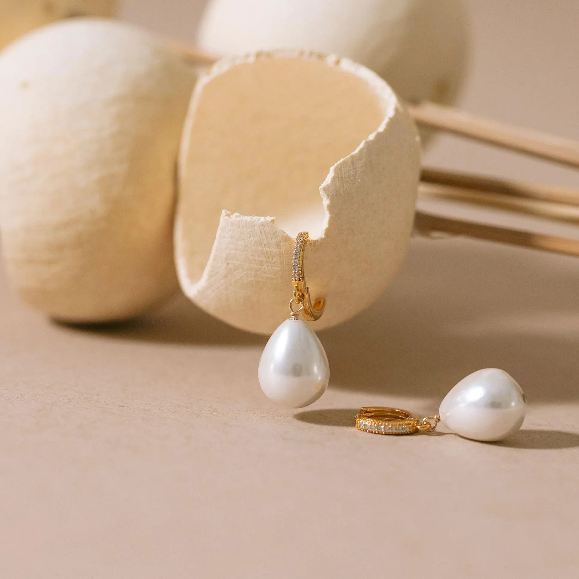 Idées cadeaux bijoux femme : créoles en plaqué or 24K avec perle et cristal, bijou artisanal élégant GISEL B